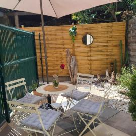 Paisible T2 climatisé avec jardinet，位于贝济耶的酒店