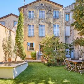 Maison d'hôtes de charme Le Clos de la Cathédrale en Sud Gironde，位于巴扎斯的酒店