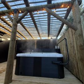 Romantic Glamping Bus, Heat pump, Spa & outdoor TV