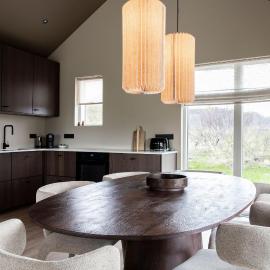 Modern Cabin with Hot Tub & Mountain views，位于Varmaland的酒店