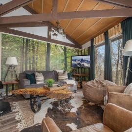 Cool Tree House with Hot tub FREE EV charging，位于榉木山的酒店