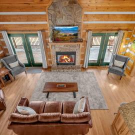 Scenic 4-BR Chalet with Hot Tub，位于榉木山的酒店