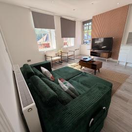 Green Haven, Cozy 2 Bed Apts, park view, family retreat and contractors，位于伍尔弗汉普顿的酒店