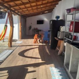 Beach House with heated pool 3 km from downtown，位于皮雷诺波利斯的酒店