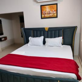 Royal Residency LUXURY ROOMS，位于卡基纳达的酒店