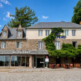 Logis Hôtel Du Château - Combourg, Proche Saint-Malo，位于孔堡的酒店