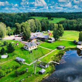 Nõiariik Holiday Village，位于Antsla的酒店