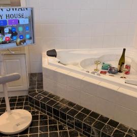 Work and Unwind Retreat King Bed Love Heart Hot Tub for 2 Game Room Cinema on the bed 500Mbps WiFi Ideal for Business Couples and Special Events