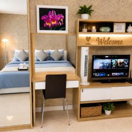 Modern 12th Floor Condo Walk to Phuket Old Town with Pool & Gym，位于普吉镇的酒店