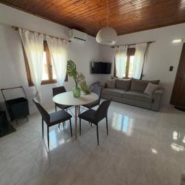 The Mulberry House Seaside - Beachfront Holiday Home，位于Palaiopoli的酒店