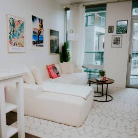Luxury 2BR Apartment with Pool, Balcony & Parking，位于剑桥的酒店