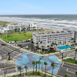 Howard Johnson by Wyndham Oceanfront Daytona Beach，位于代托纳海滩的酒店