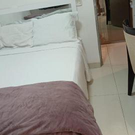Alugo quarto suite mobiliado com área de lazer social Picina conforto é elegante，位于阿拉瓜伊纳的酒店