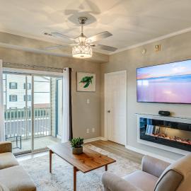 The Breeze at Lewes Condo w/ Pool | Bike to Beach!，位于刘易斯的酒店