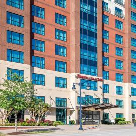 Hampton Inn & Suites National Harbor-NEWLY RENOVATED,位于国家海港的酒店