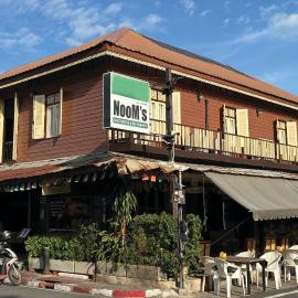 Noom Guesthouse，位于华富里的酒店