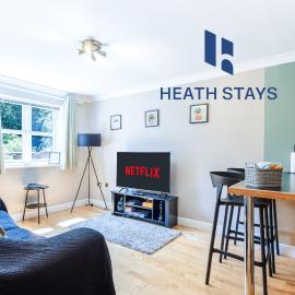 Newly Refurbed Warwick Apt 2BR, Sleeps 3, Free Parking, Wi-Fi