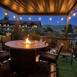 Lakeside luxury with hot tub and pool，位于奇兰的酒店