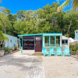 Key Largo Tiny House, Marina, Beach, and Pool Access，位于基拉戈的酒店