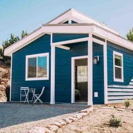 Luxury Tiny House on 1 acre near Zion & St George，位于Leeds的酒店