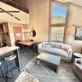 Top Flr Ski-In/Ski-Out Condo | Hot Tub & Pool，位于卢森的酒店
