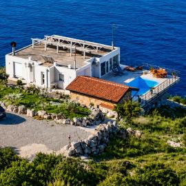 Private Sea View with Infinity Pool in VILLA NERIN Zagora，位于Zagora的酒店
