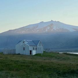Miðhús - Private House with Lake and Glacier Views，位于Snæfellsbær的酒店