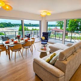 Złota Plaża Apartament Kwiecisty z widokiem na jezioro，位于博茨科沃的酒店