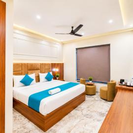 Hotel RK Plaza - Rukmani vihaar - #Parking #Best Rated Area #Fully Ac #Prem Mandir #Chaar Dhaam,位于范兰德凡的酒店
