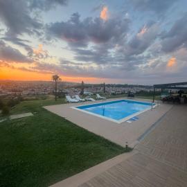 Luxury Villa Rafaela Οικογενειακή βίλα με ιδιωτική πισίνα, BBQ κ παιχνίδια Ιδανική για οικογένειες με παιδια，位于格雷韦纳的酒店