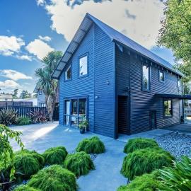 Little Black Ski Chalet | Central, WiFi, Families!