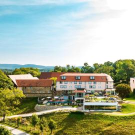 Burghotel Staufeneck，位于萨拉齐的酒店