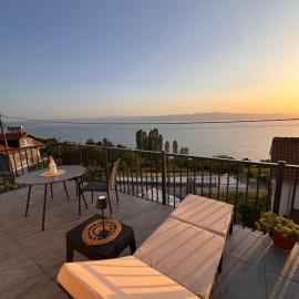 2 minutes from Beach Private House Terrace，位于Elshani的酒店