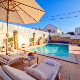 Private Pool House Minutes from the Beach，位于沙尔内卡的酒店