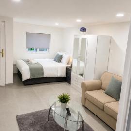 Laylas Cosy Garden House Near Asda Town Centre，位于巴塞尔顿的酒店
