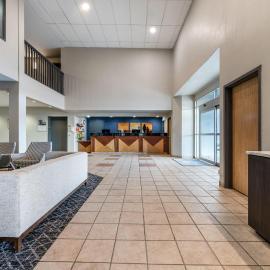 Days Inn & Suites by Wyndham Thunder Bay，位于桑德贝的酒店