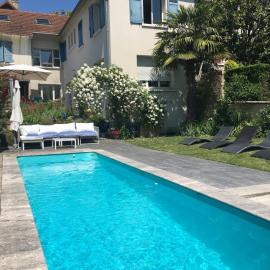 Villa Les Roses Bleues 20 minutes from Paris by RER，位于迈松拉菲特的酒店
