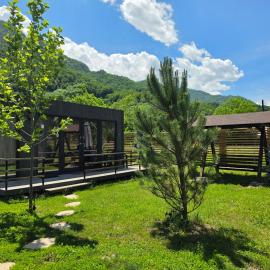Legenda Lotrilor - Căsuțe & Glamping Brezoi，位于布雷佐伊的酒店
