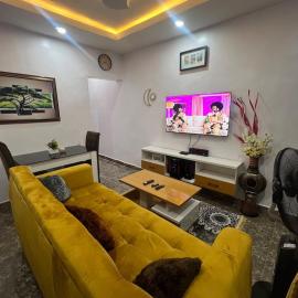 皇庭酒店 Kvngroy Global Concepts Hotel，位于伊凯贾的酒店