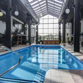 La Saguenéenne - Hôtel et Centre de Congrès,位于萨格奈的酒店