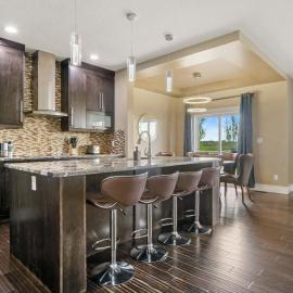Large Detached Near Anthony Henday in Albany with 2 Living Rooms, Netflix, Office Space, AC, Perfect for Families, Sleeps 13，位于埃德蒙顿的酒店