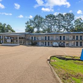 Motel 6 - McComb, MS，位于麦库姆的酒店