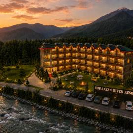 Himalayan River Resort, Manali #riverside #big private parking #scenic river & mountain view #open cafe #spacious room #big garden with campfire，位于马拉里的酒店