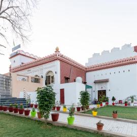 Haveli Ulfat Rai - Chaubeyji's Heritage Hotel，位于Bāh的酒店