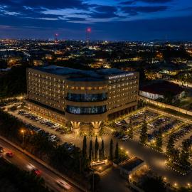 Royalbirds Hotel & Towers，位于阿库雷的酒店