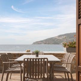 Aura Seafront Villa，位于尼奥·奥伊蒂龙的酒店