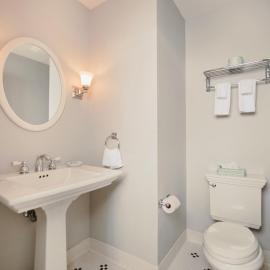 Maritime Suite 214: Spacious 2BR condo in charming Bay Harbor with stunning village views.