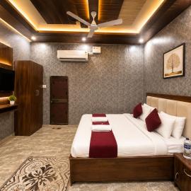 Hotel R-A-M-A-N-S-H GRAND INN - Beside Ram Mandir Ayodhya 96,7000,2101，位于Ayodhya的酒店