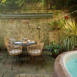 Dashwood Apartment - Two-Bed Apartment with Hot Tub，位于巴斯的酒店