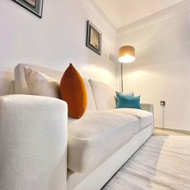Sunset Stays near UN, Two Rivers & Village Market with Gym & Pool，位于Ruaka的酒店